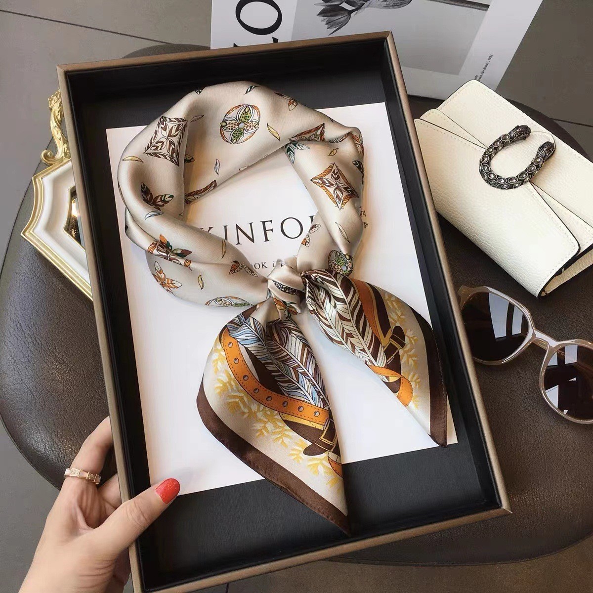 Luxury Bags Online - Bufanda cuadrada de seda con estampado