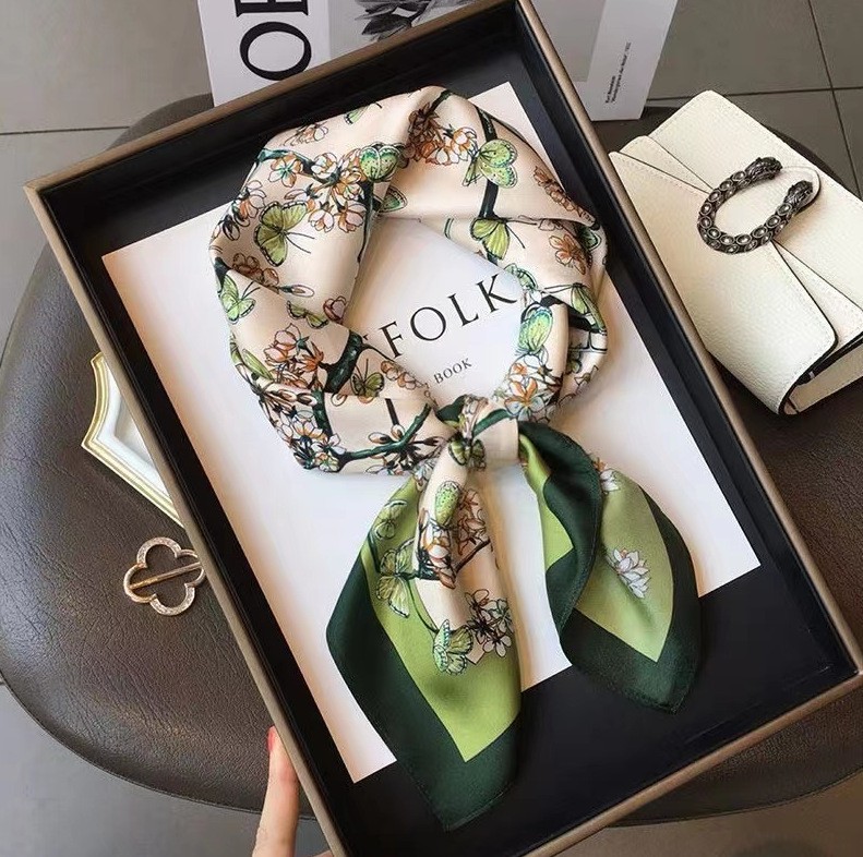 Bufanda cuadrada de seda con e - Luxury Bags Online reseña y precio